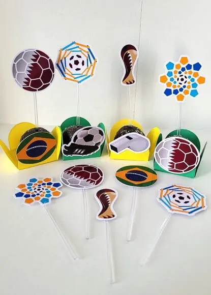 Kit Forminhas + Toper Docinhos c/ 60 Itens Copa 2022