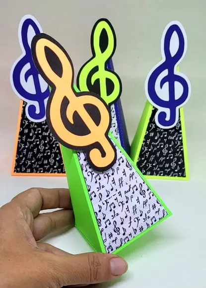 Kit 12 Caixas Pirâmide Neon Nota Musical com Aplique 3d