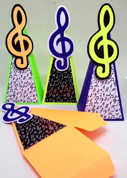 Kit 12 Caixas Pirâmide Neon Nota Musical com Aplique 3d