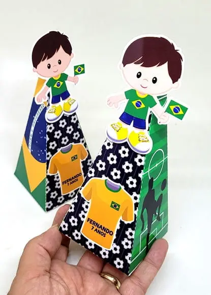 Kit 14 Caixas Pirâmide Jogador(a) de Futebol Brasil com Aplique 