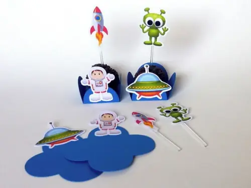 Kit com 60 itens Forminhas e Toper Docinhos Astronauta