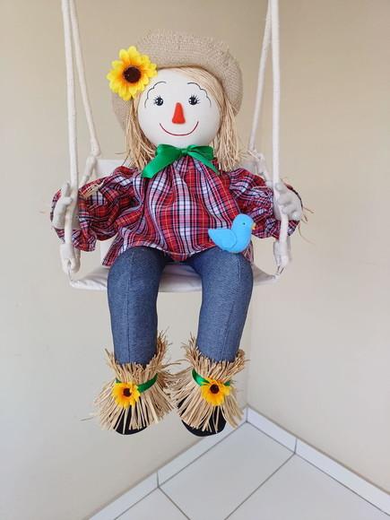 Espantalho Boneco de Pano no Balanço