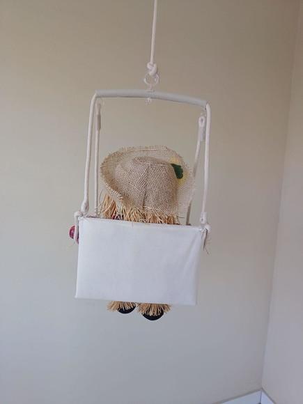 Espantalho Boneco de Pano no Balanço