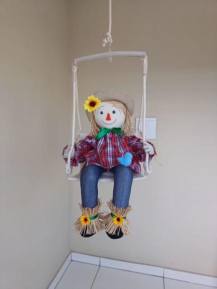 Espantalho Boneco de Pano no Balanço