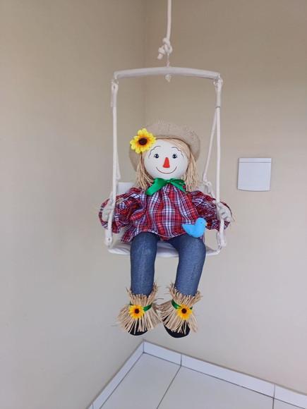 Espantalho Boneco de Pano no Balanço