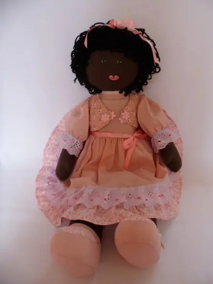 Boneca de pano grande 55 cm negra.