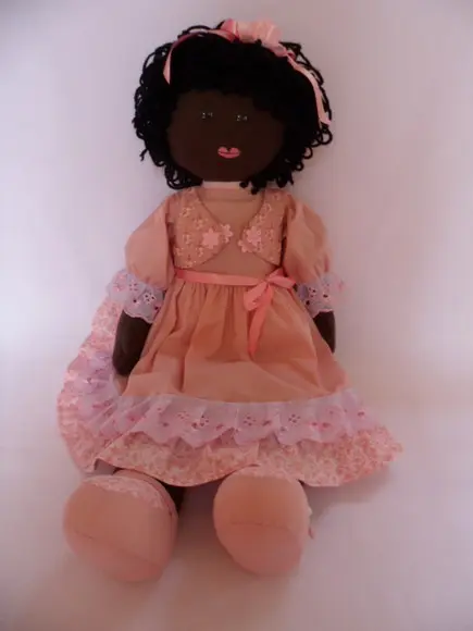 Boneca de pano grande 55 cm negra.