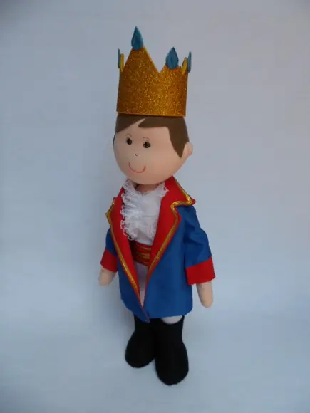 boneco de pano Rei Arthur.