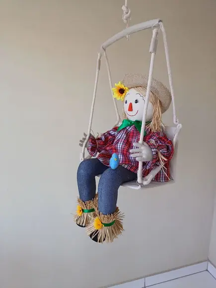 Espantalho Boneco de Pano no Balanço