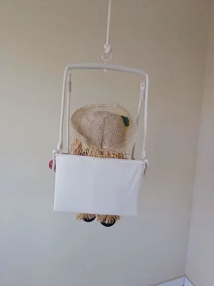 Espantalho Boneco de Pano no Balanço