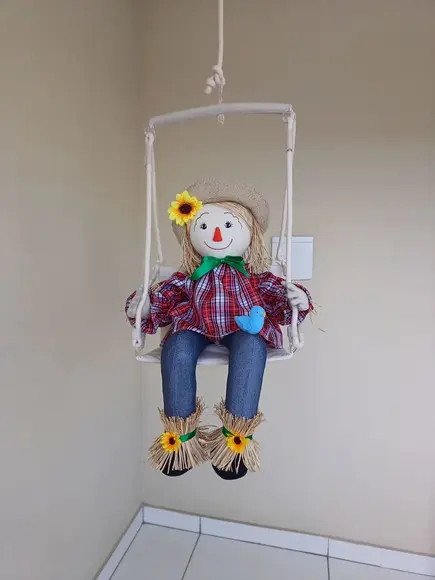 Espantalho Boneco de Pano no Balanço