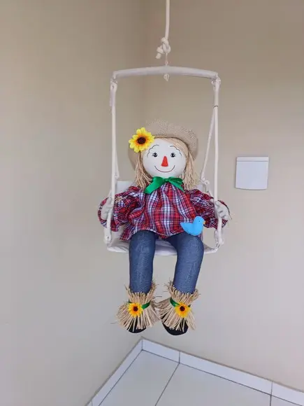 Espantalho Boneco de Pano no Balanço