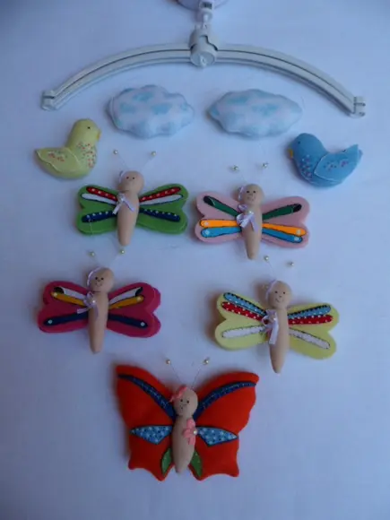 Móbile de berço musical menina.