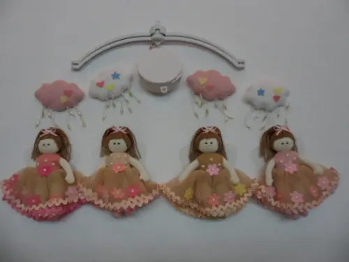 Móbile de berço musical menina.