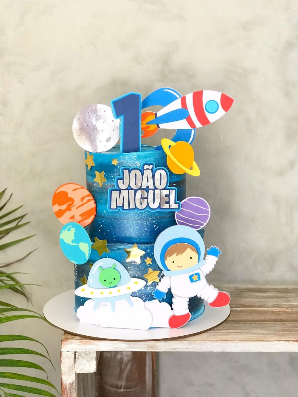 Topo de Bolo Astronauta em Camadas