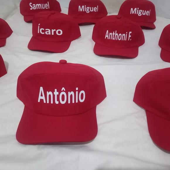 Boné com Nomes Diferentes