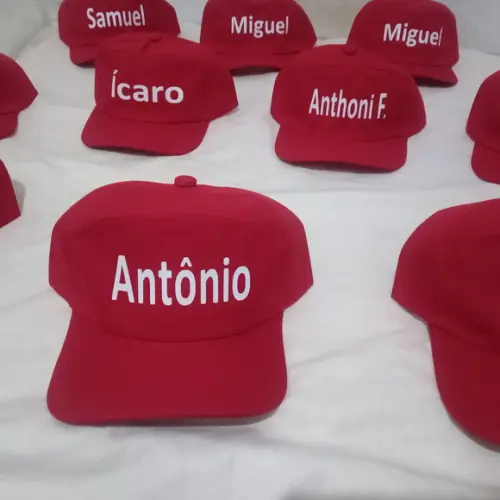Boné com Nomes Diferentes