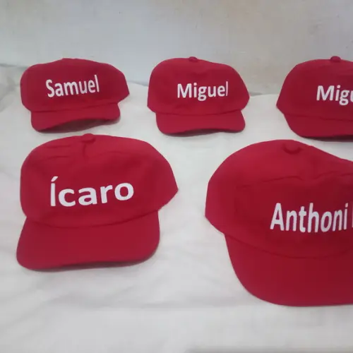 Boné com Nomes Diferentes