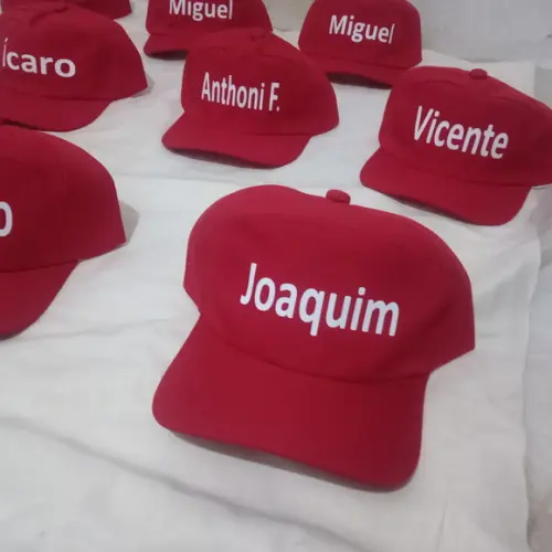 Boné com Nomes Diferentes