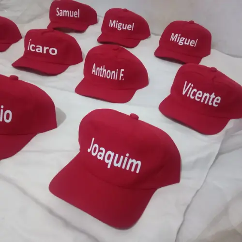 Boné com Nomes Diferentes