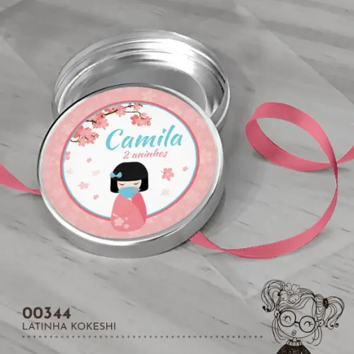 Latinha Adesivada Kokeshi - 00344