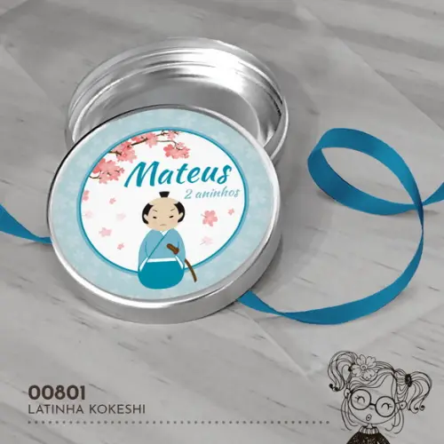 Latinha Adesivada Kokeshi - 00801