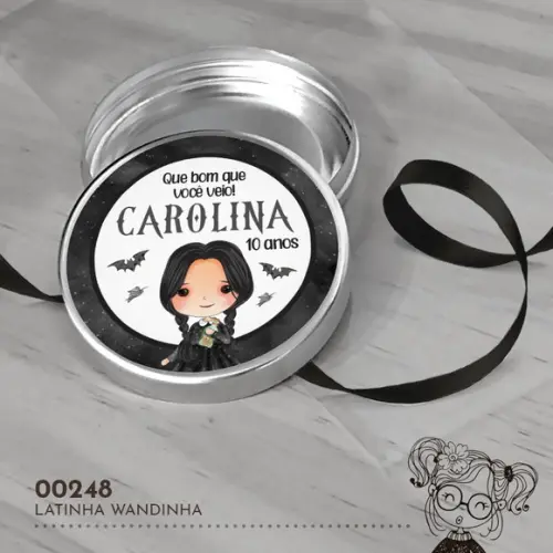 Latinha Adesivada Wandinha - 00248