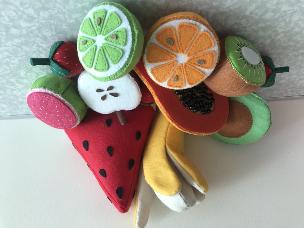 Kit de frutas em feltro com 12