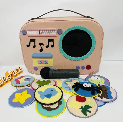 Rádio em feltro com 15 fichas