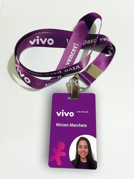 08 crachás + 08 cordões 20mm com a sua marca.