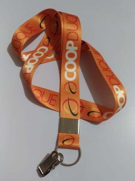 27 Crachás c/ Cordões 20mm com a Sua Marca.
