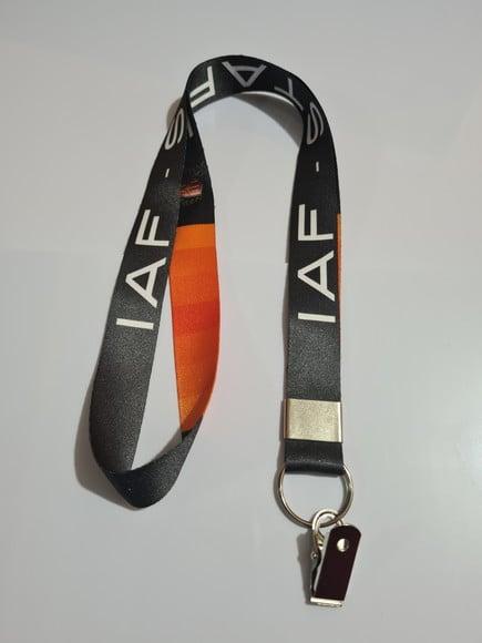Kit 40 Crachás e 45 Cordões Personalizados