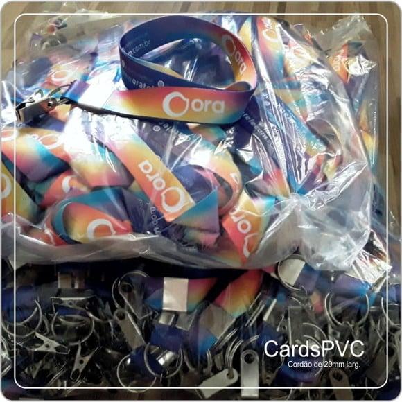 Kit 45 Crachás e 45 Cordões Personalizados