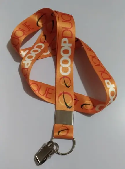 27 Crachás c/ Cordões 20mm com a Sua Marca.