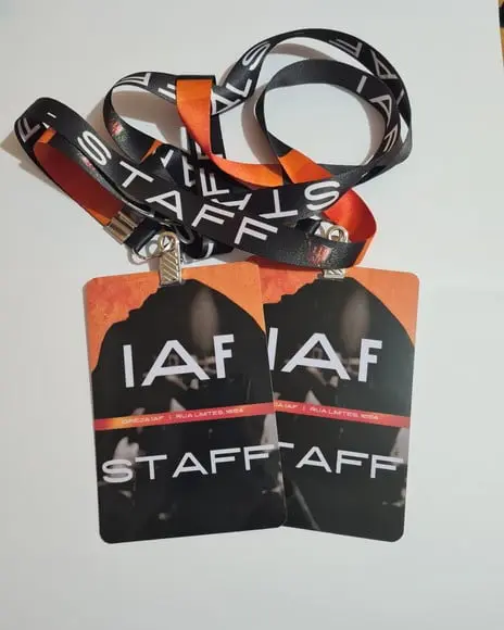 Kit 35 Crachás com Cordão Personalizado e 18 Crdenciais