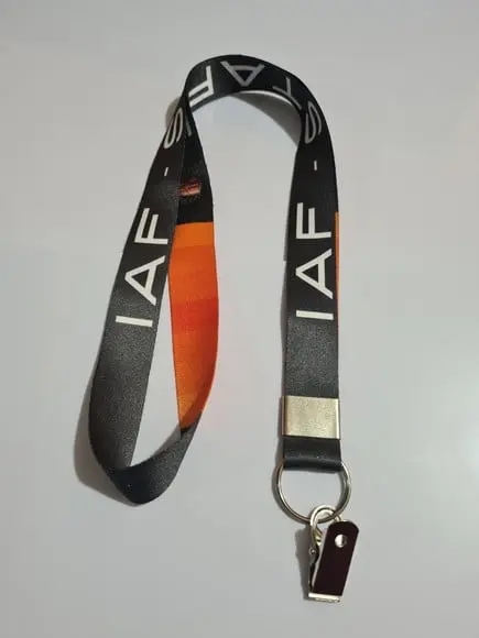 Kit 40 Crachás e 45 Cordões Personalizados
