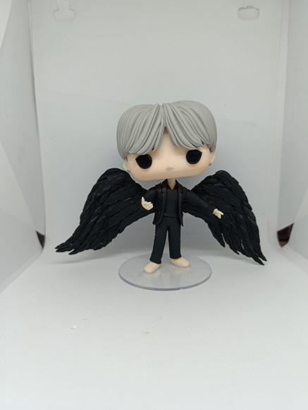 Funko Biscuit Suga Versão Black Swan Bts