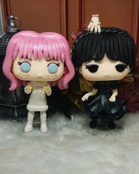 Biscuit Estilo Funko Pop Wandinha e Enid Versão Baile