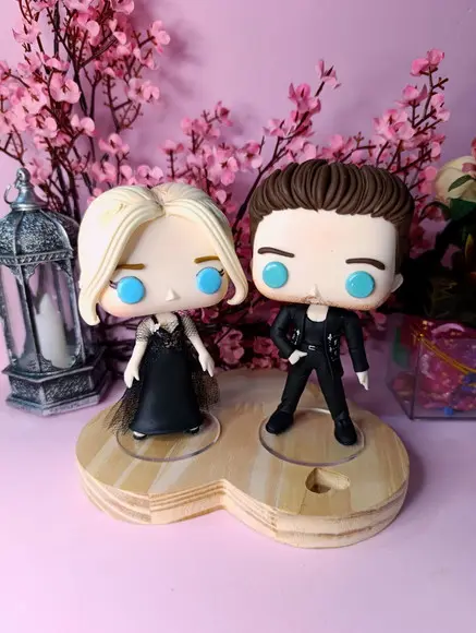 Funko em Biscuit Nicola Coughlan e Luke Newton Red Carpet