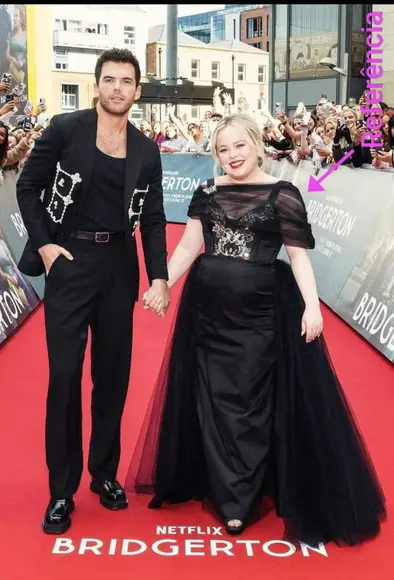 Funko em Biscuit Nicola Coughlan e Luke Newton Red Carpet