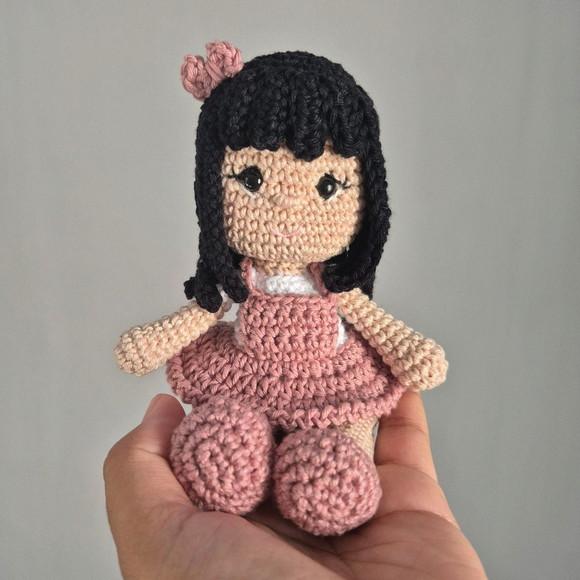 Mini Boneca Amigurumi – Crochê Artesanal Exclusivo
