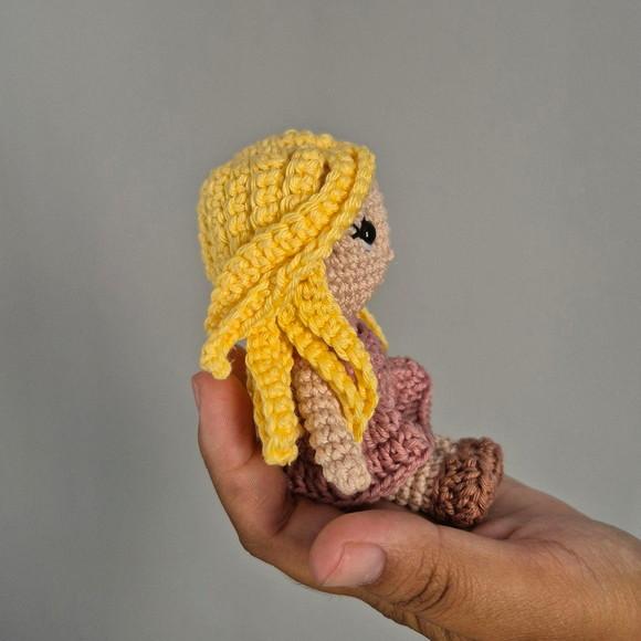 Mini Boneca Amigurumi – Crochê Artesanal Exclusivo