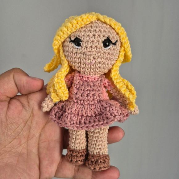Mini Boneca Amigurumi – Crochê Artesanal Exclusivo