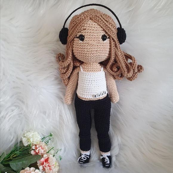 Boneca Ginástica Fitness em amigurumi de crochê artesanal.