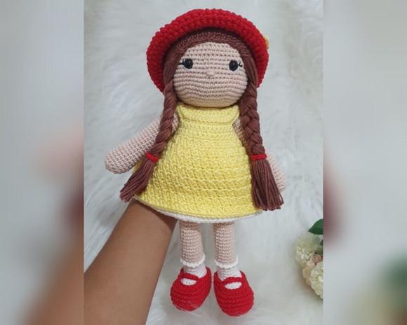 Boneca Helena Amigurumi