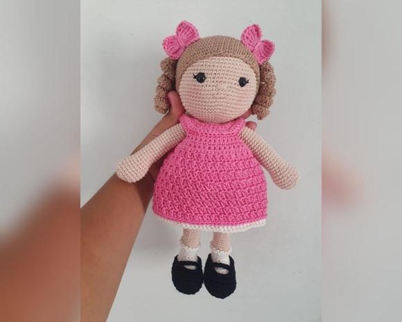 Boneca Helena Cacheada Amigurumi