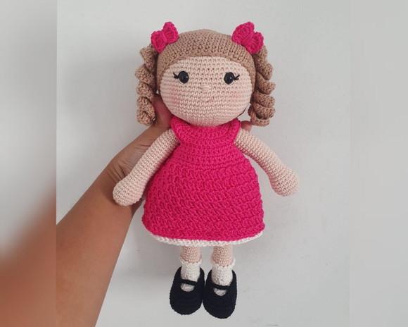 Boneca Helena Cacheada Amigurumi
