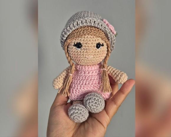 Boneca Helena Mini Amigurumi