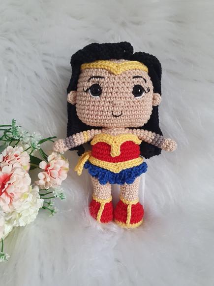 Boneca Mulher Maravilha Amigurumi – Crochê Artesanal Heroico