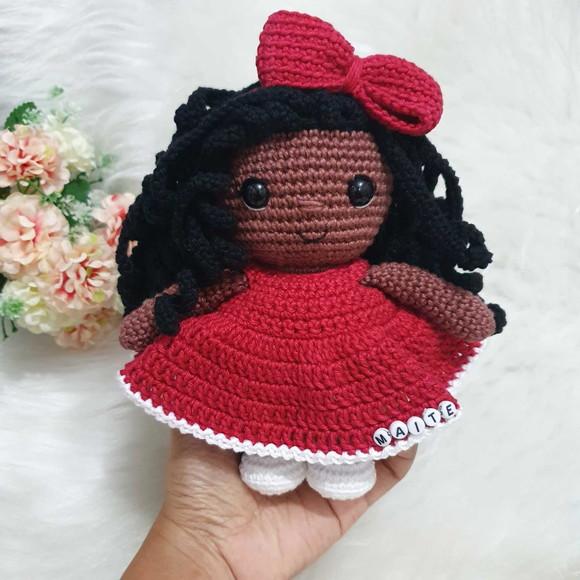 Boneca Negra Júlia Amigurumi – Crochê Artesanal Representativ